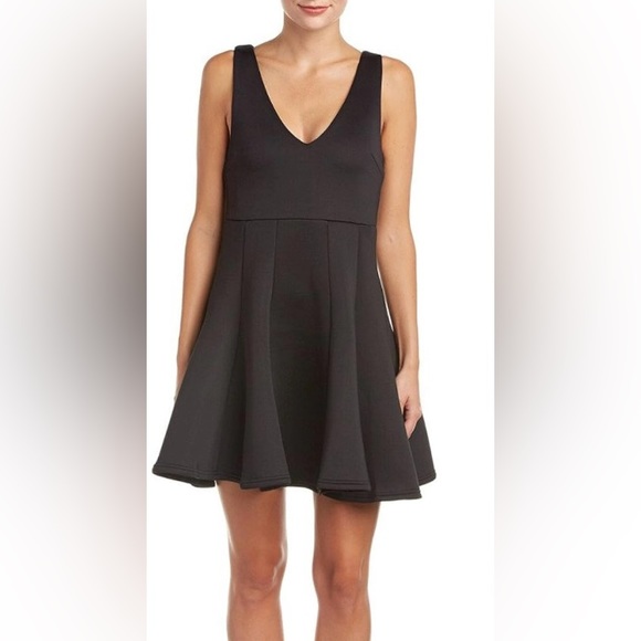 Fabulous LBD sleeveless and scooped V neck dress with exposed zip down back - Picture 2 of 15